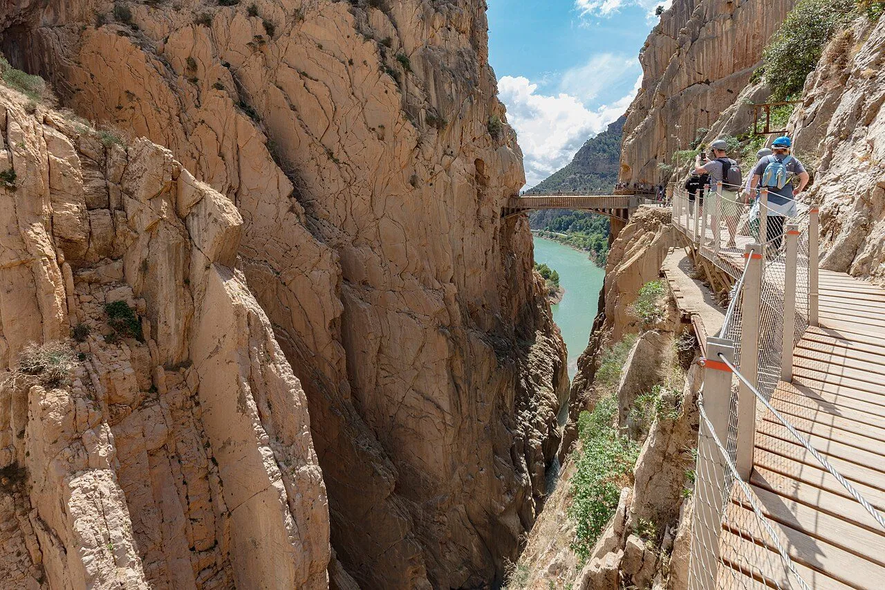De loopbrug van de Caminito del Rey langs de rotswand