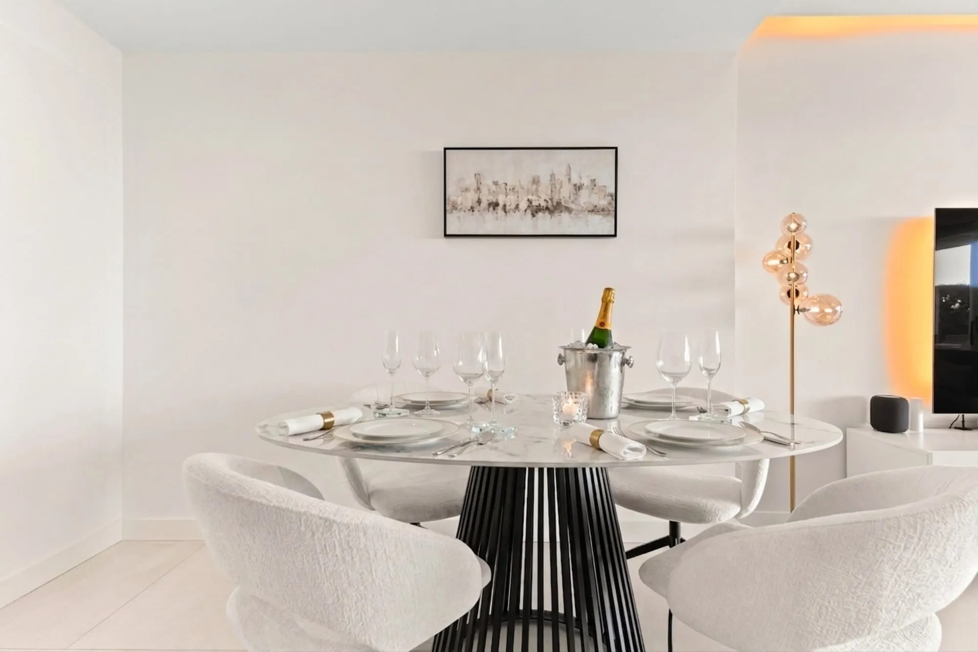 De gedekte eettafel binnen