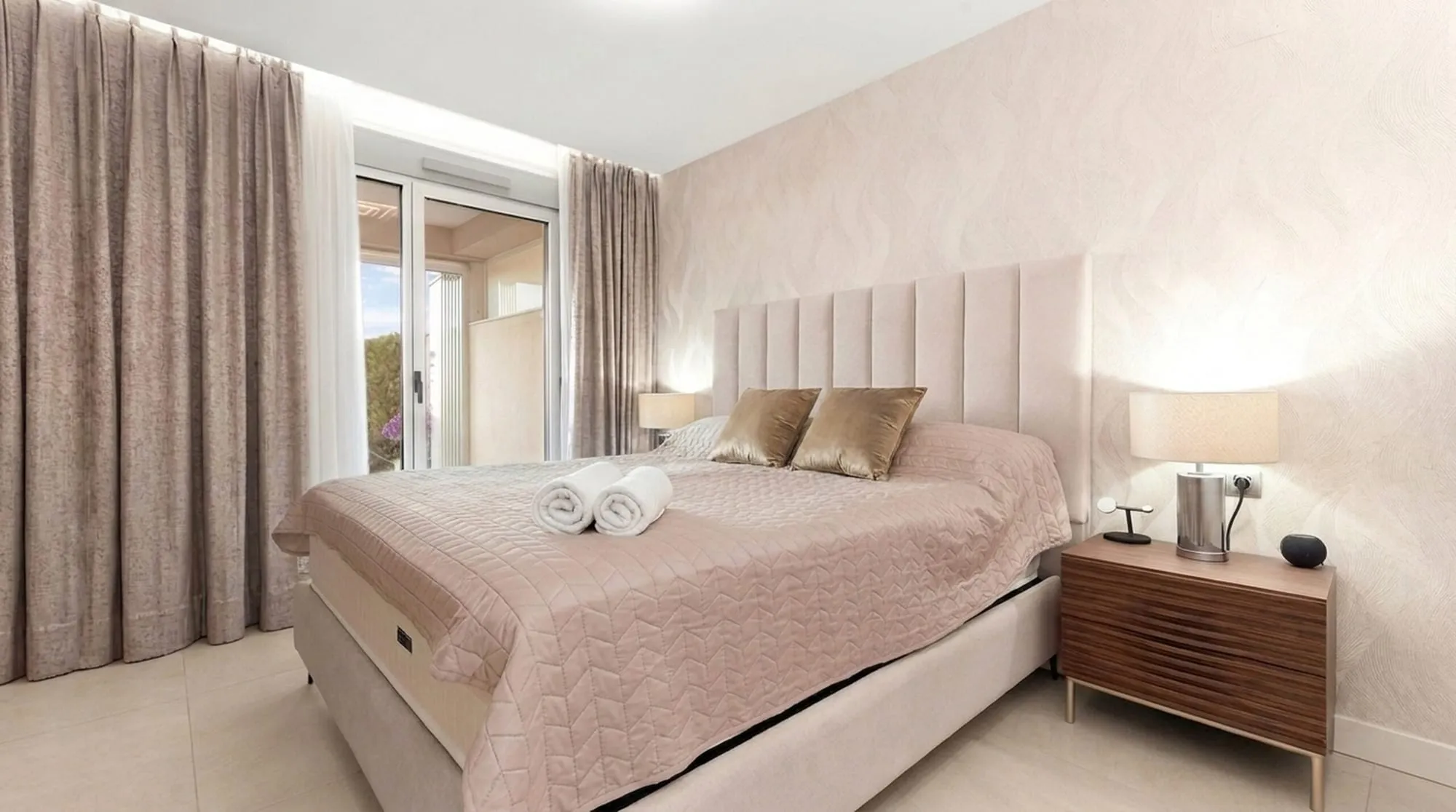 De hoofdslaapkamer met tweepersoonsbed