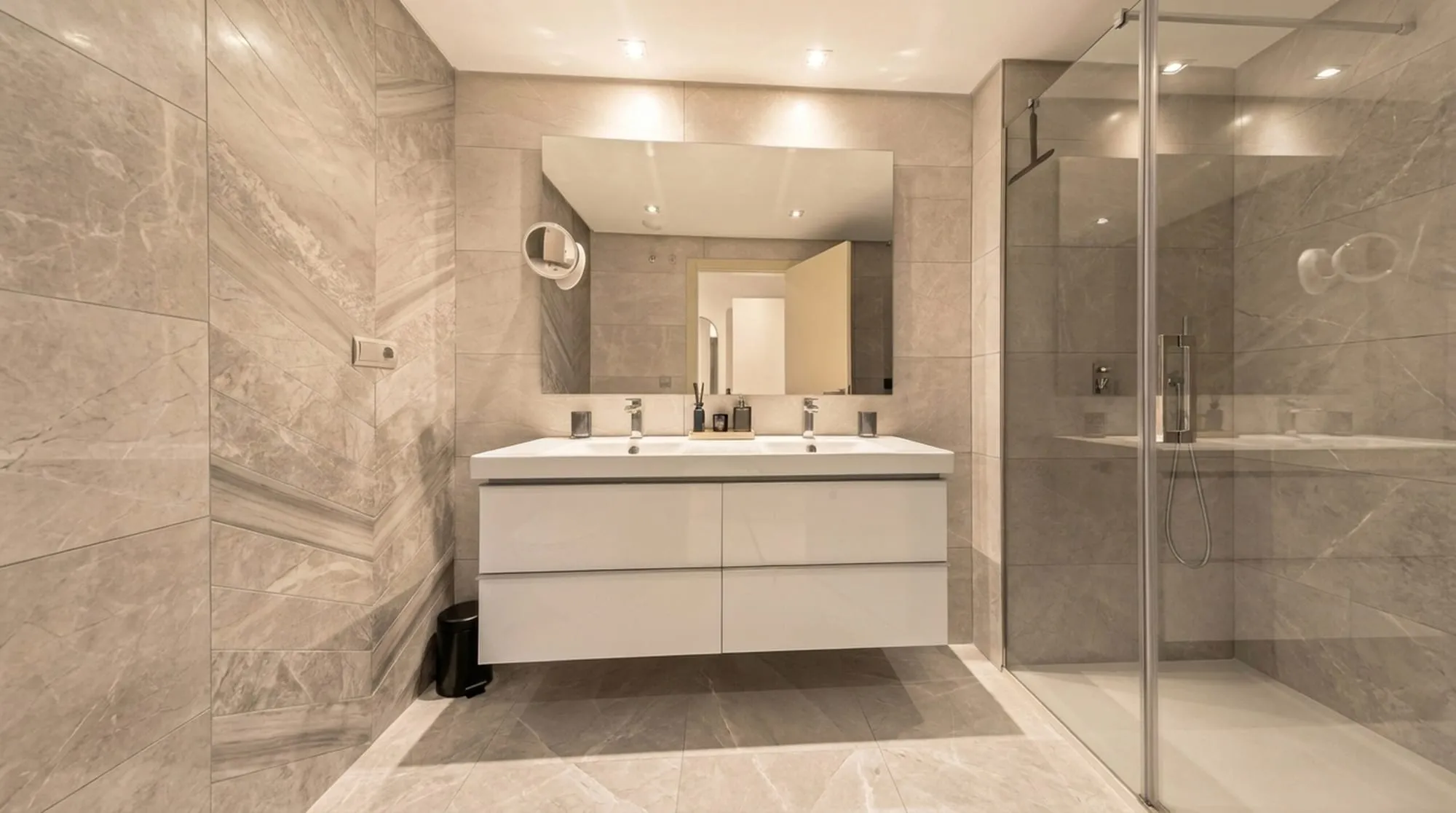 Badkamer met dubbele wastafel en inloopdouche