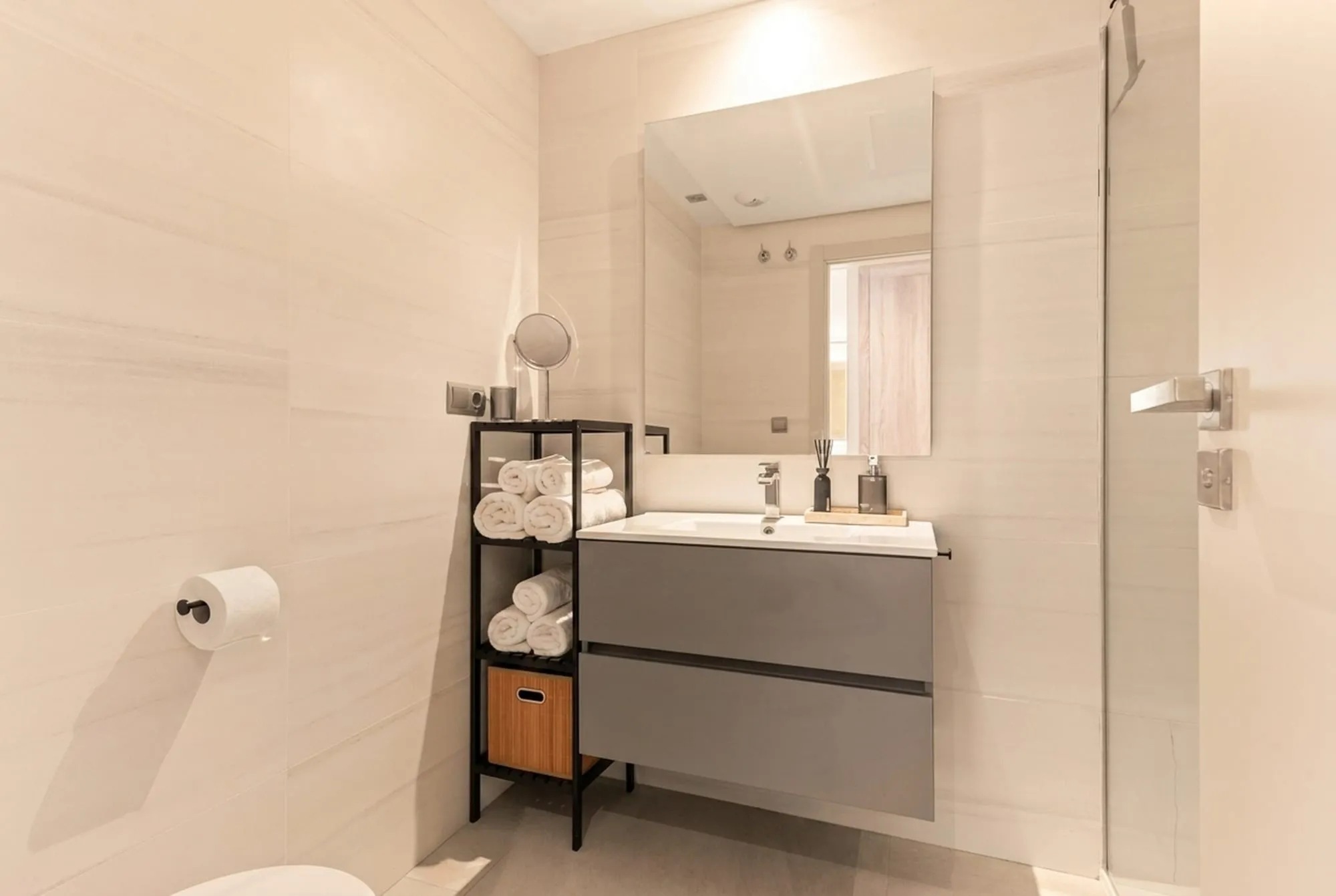 De tweede badkamer met wastafel en douche