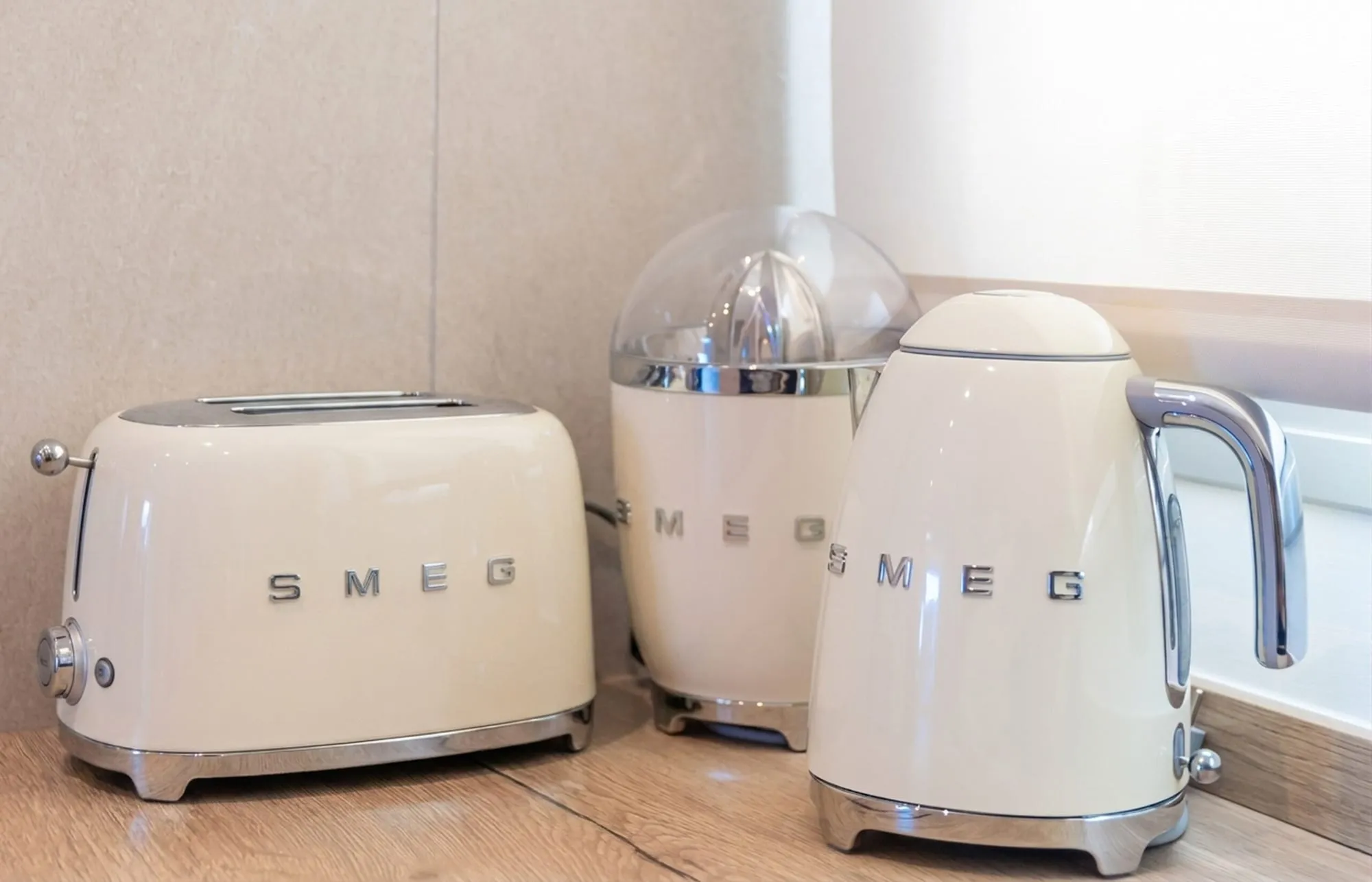 Broodrooster, waterkoker en koffiezetapparaat van Smeg op het aanrecht