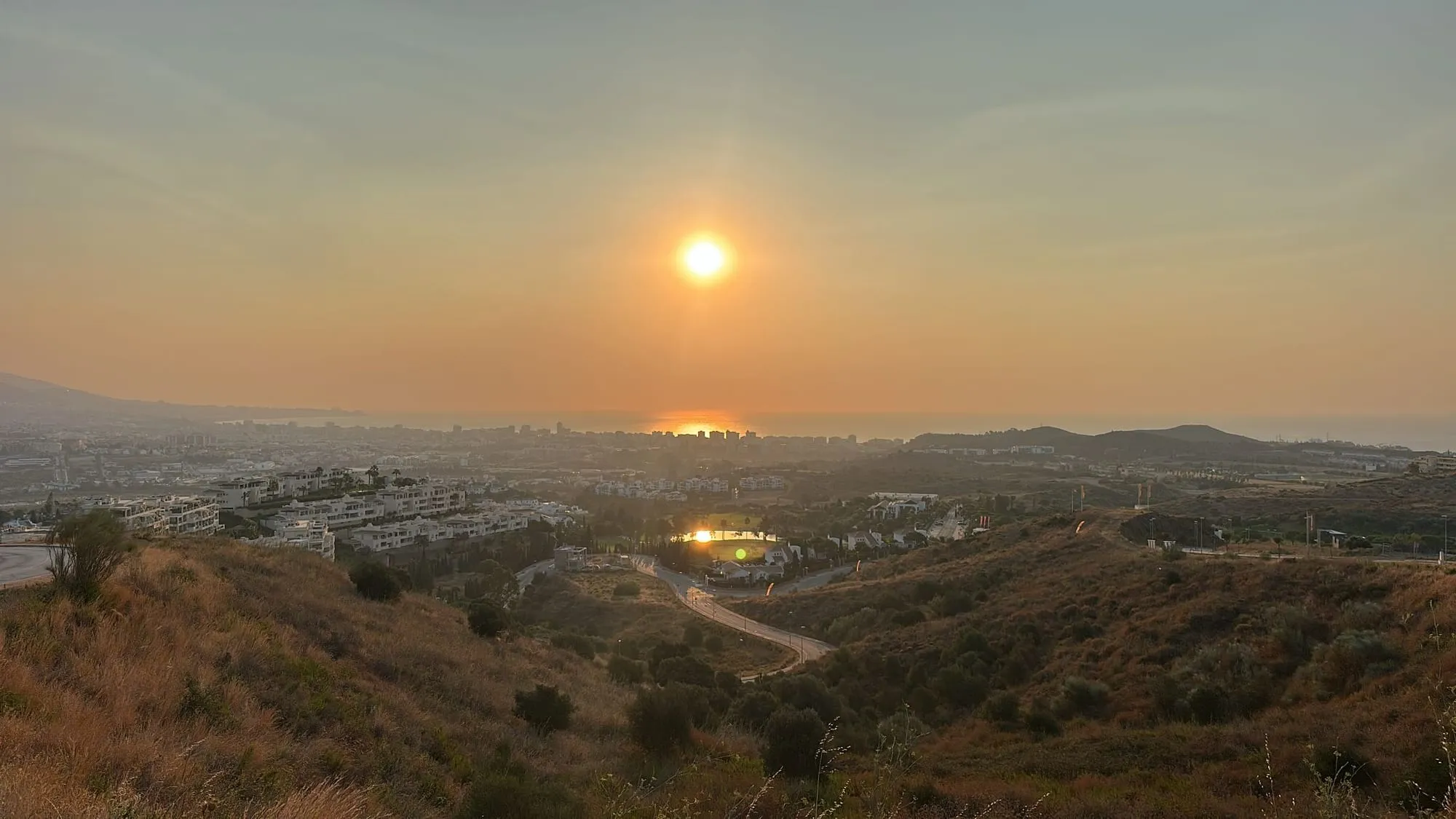 De zon die achter de Middellandse Zee zakt, gezien vanaf de bergen bij La Cala