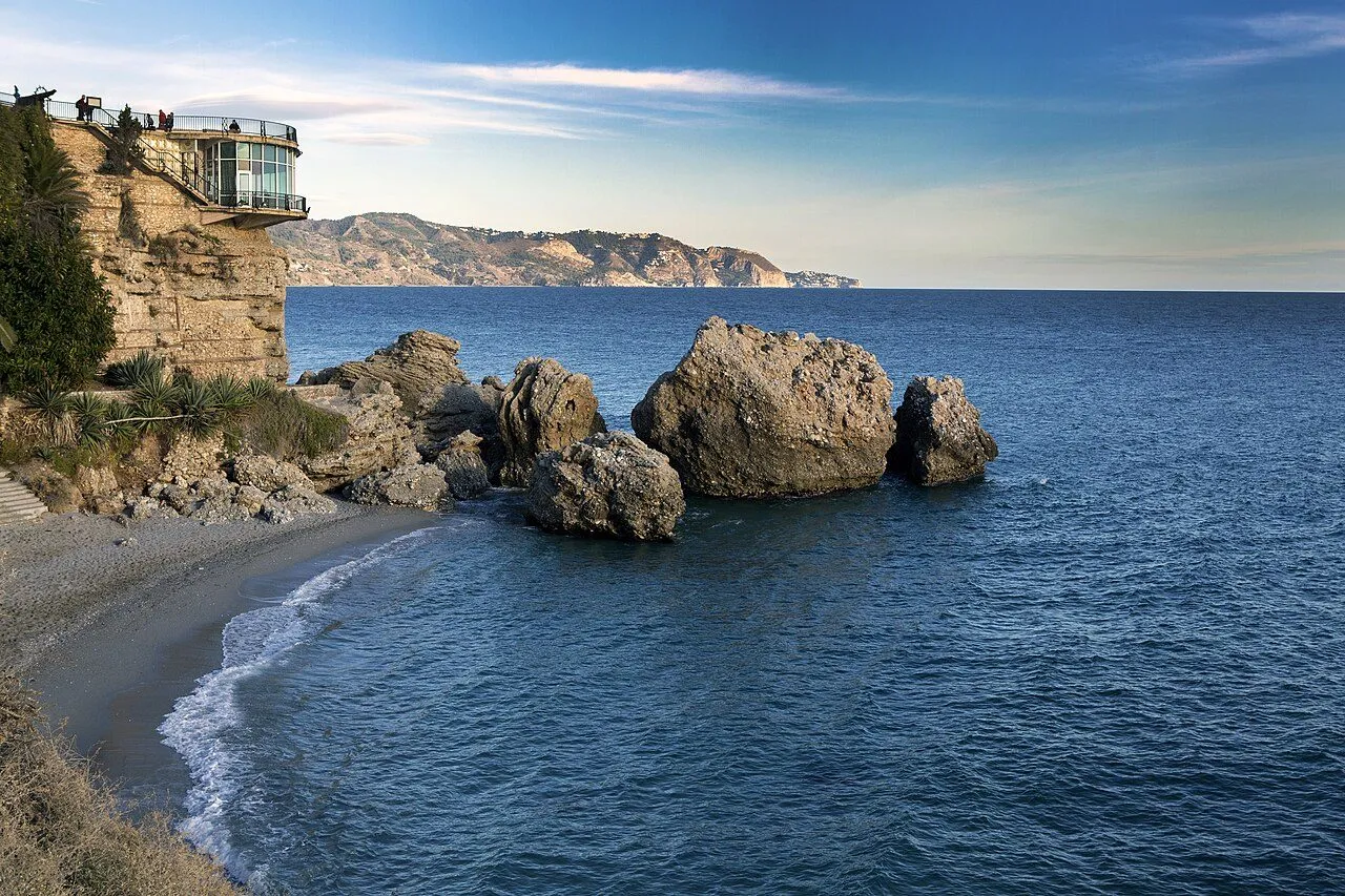 Het Balcón de Europa in Nerja: de klif met het uitkijkplatform dat boven zee uitsteekt