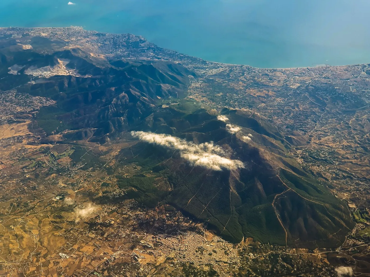 De Sierra de Mijas van bovenaf gezien, met de kust in de verte