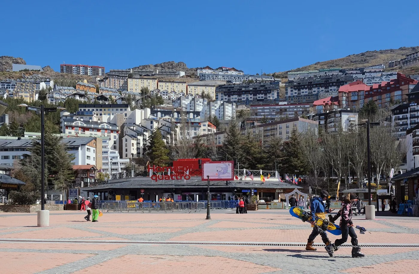 Het skidorp Pradollano in de Sierra Nevada, met de bergen erachter