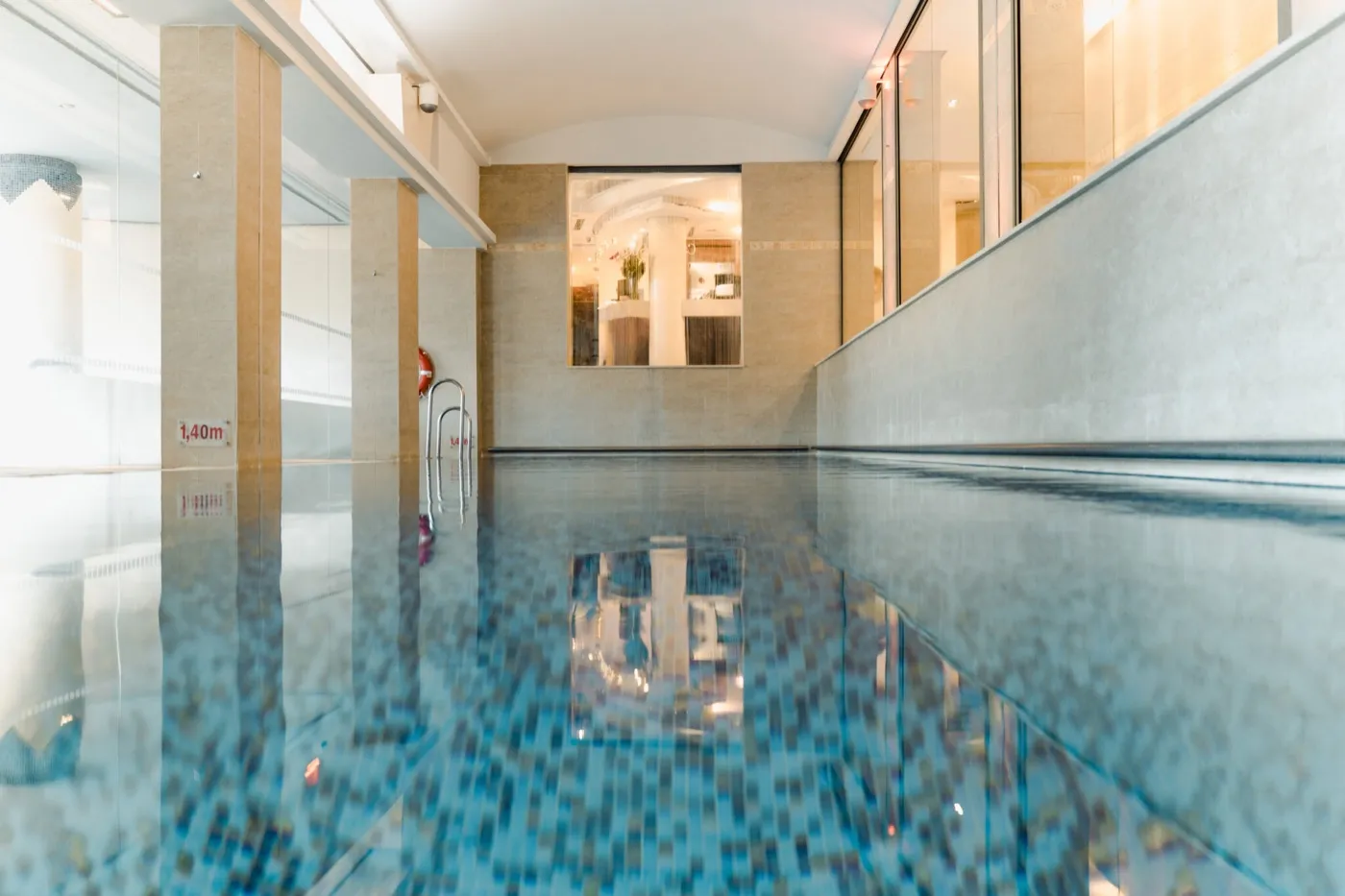 Het binnenzwembad van de spa van La Cala Resort